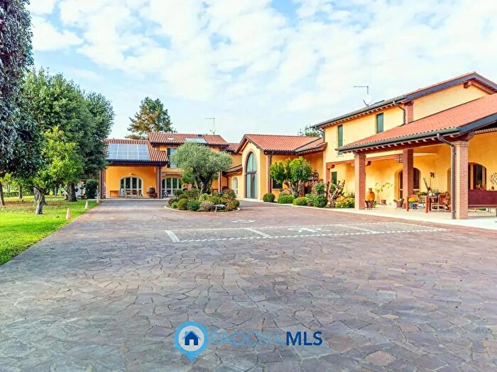 Casa con 9 locali in vendita in Via Nespolaro, Rubano