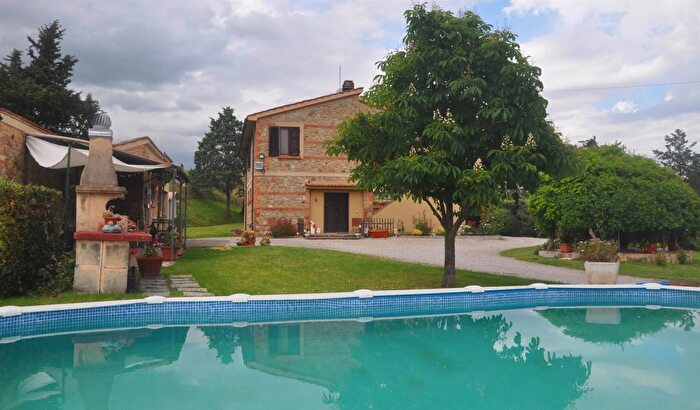 Casa con 10 locali in vendita in Volterra