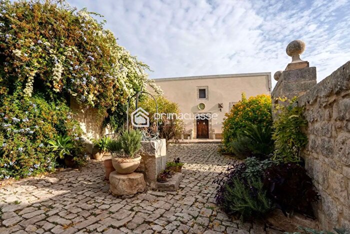 Casa con 11 locali in vendita in Modica