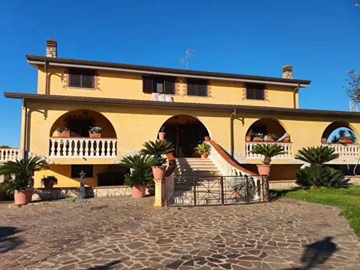 Casa con 6 locali in vendita in Via Sele, Aprilia