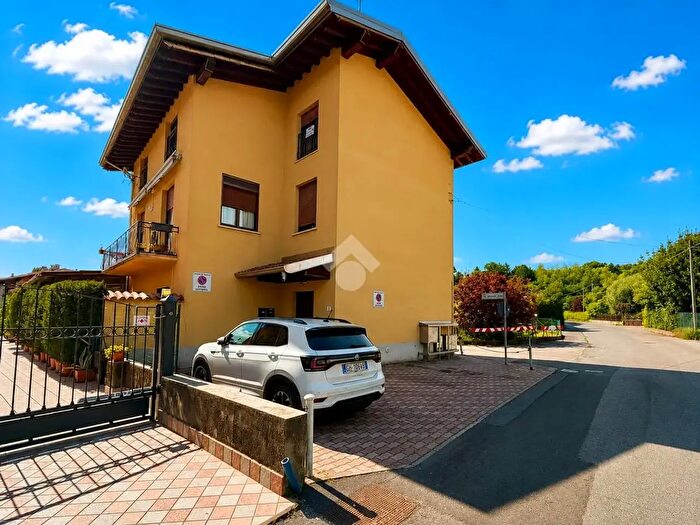 Appartamento trilocale in vendita in Via Papa Giovanni XXIII, Capiago Intimiano