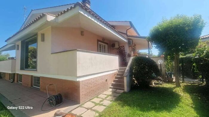 Casa con 5 locali in affitto in Via Via Bonaventura Zumbini, Roma