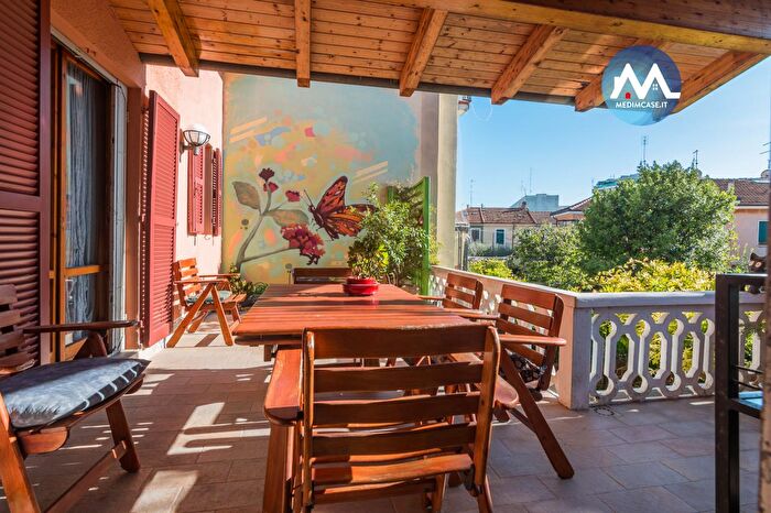 Casa con 5 locali in vendita in Viale Antonio Cecchi, Pesaro