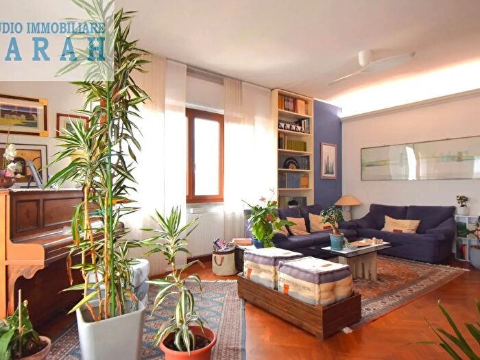 Appartamento con 6 locali in vendita in Via Torino, Viareggio