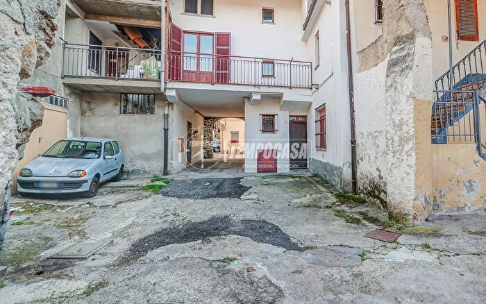 Casa trilocale in vendita in Via Martiri, Luino