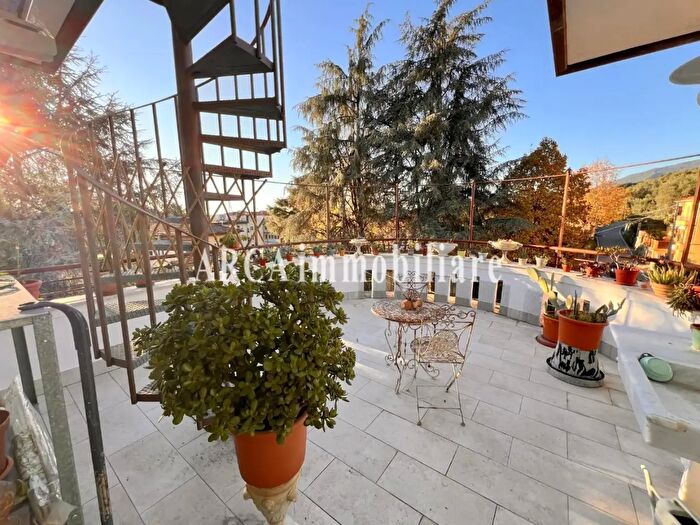 Appartamento con 5 locali in vendita in Pietrasanta
