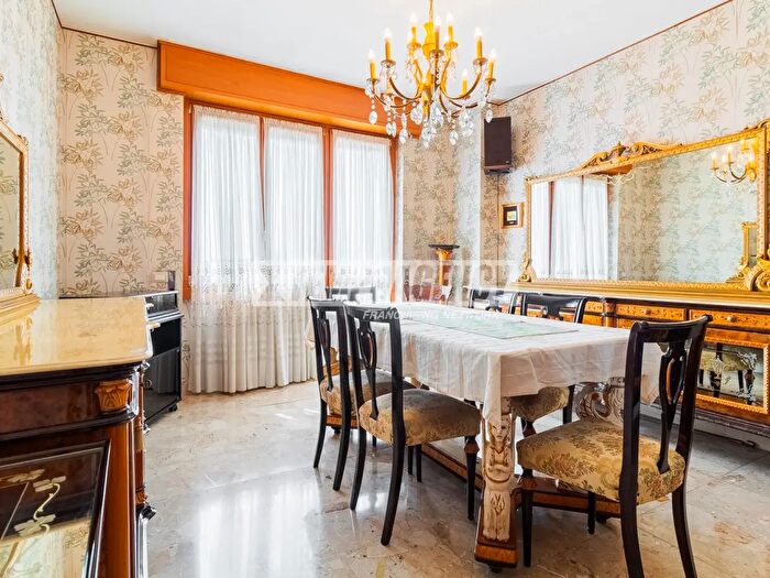 Appartamento trilocale in vendita in Via Monte Popera, Milano