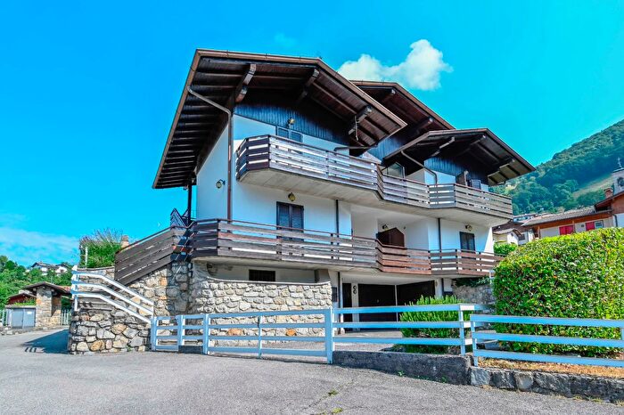 Appartamento trilocale in vendita in Via Dosso, Aviatico