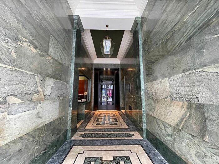 Appartamento trilocale in affitto in Piazza Santa Maria Beltrade, Duomo, Milano