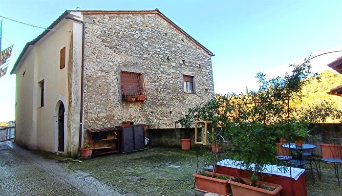 Casa con 7 locali in vendita in Tarano, Tarano