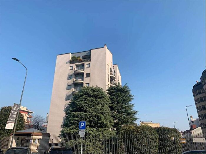 Appartamento trilocale in affitto in VIA CASSANO DADDA, Corvetto, Milano