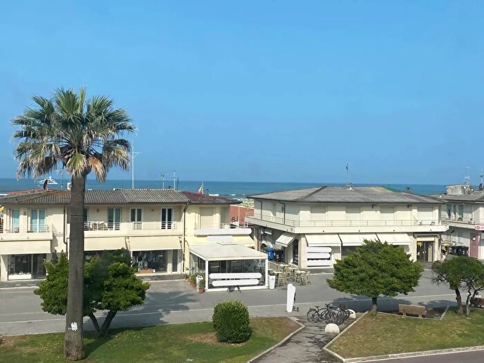 Appartamento con 9 locali in vendita in Viale Carducci, Viareggio