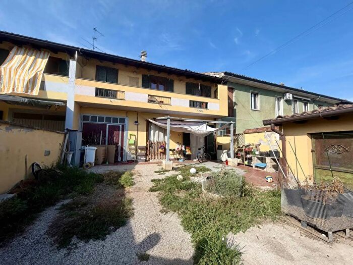 Casa con 5 locali in vendita in Gambolo'