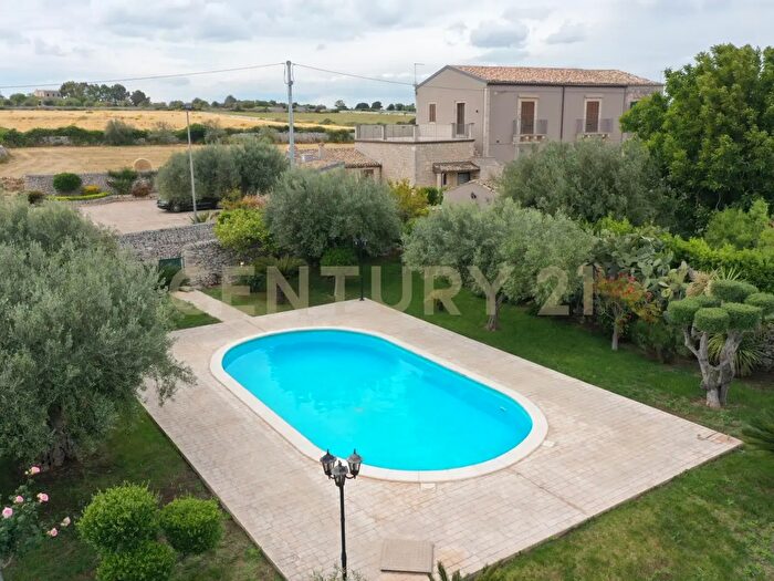 Casa con 15 locali in vendita in Via Passo Parrino, Modica