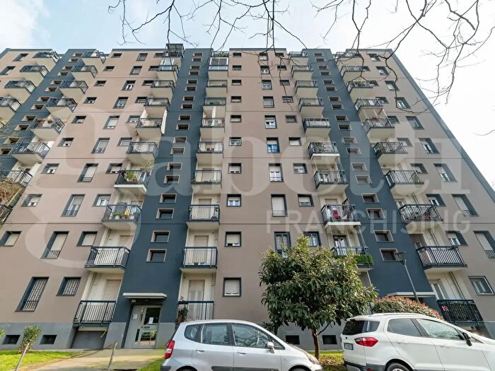 Appartamento quadrilocale in vendita in Via Costantino Baroni, Milano