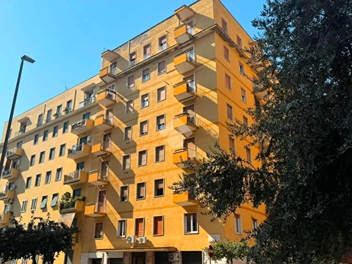 Appartamento trilocale in vendita in Via Rialto, Roma