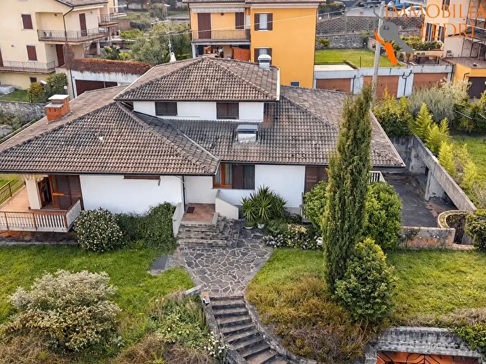 Casa con 9 locali in vendita in Via Castagnaro, Sona