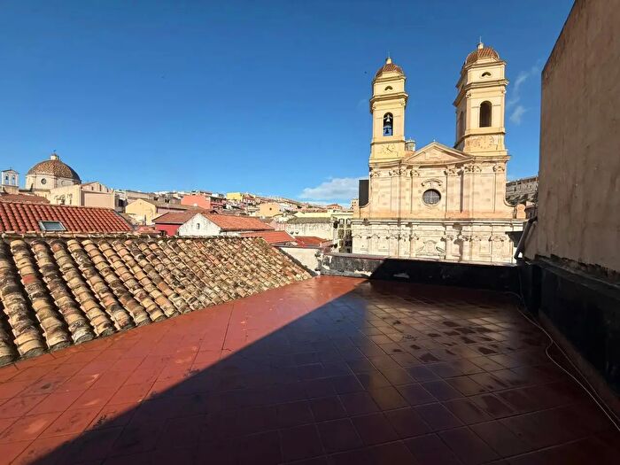 Appartamento con 7 locali in vendita in Via Azuni, Cagliari