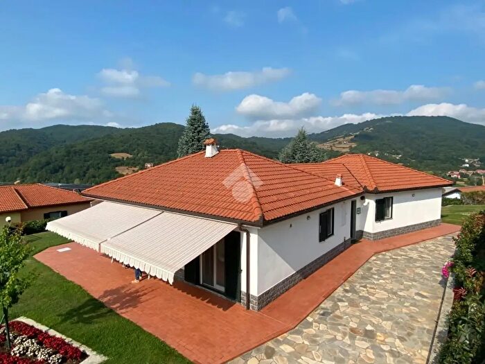 Casa con 9 locali in vendita in Via Grazia Deledda, Casella