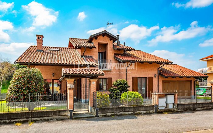 Casa con 7 locali in vendita in Via Macallè d, Fossano