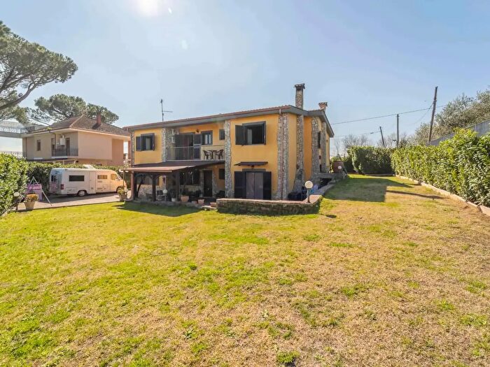 Casa con 7 locali in vendita in Via dellUniverso, Guidonia Montecelio
