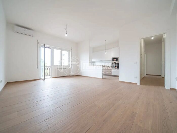 Appartamento trilocale in vendita in Via Percile, Roma