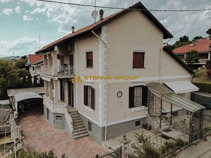 Casa con 9 locali in vendita in Via Nino Costa, Trofarello