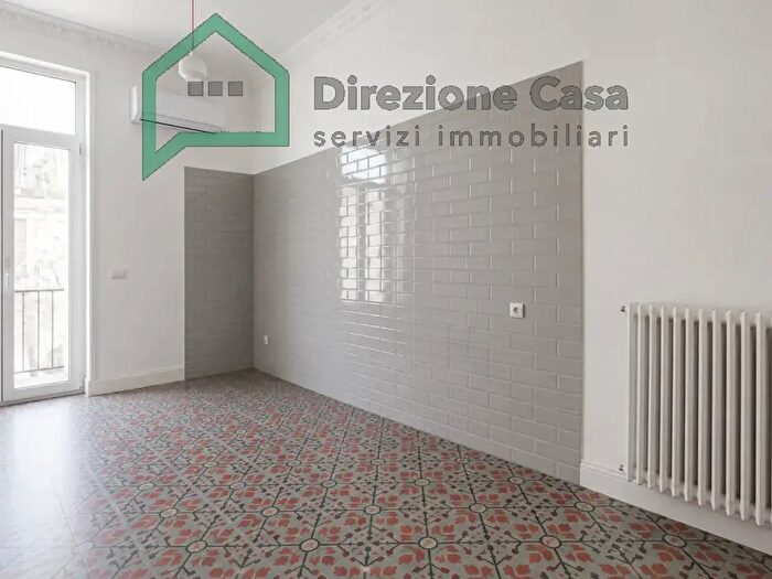 Appartamento trilocale in vendita in Via Milano, Napoli