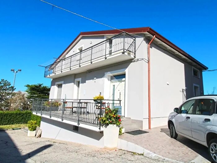 Casa con 6 locali in vendita in Via Elpidiense, Monte Urano