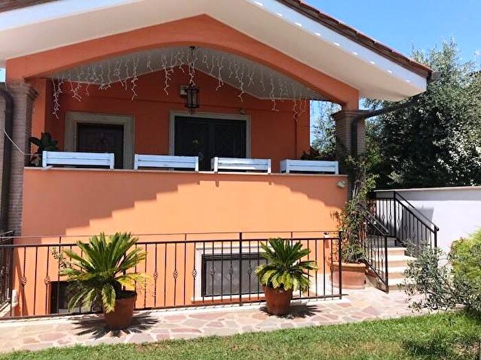 Casa quadrilocale in affitto in Via Rifiano, Infernetto, Roma