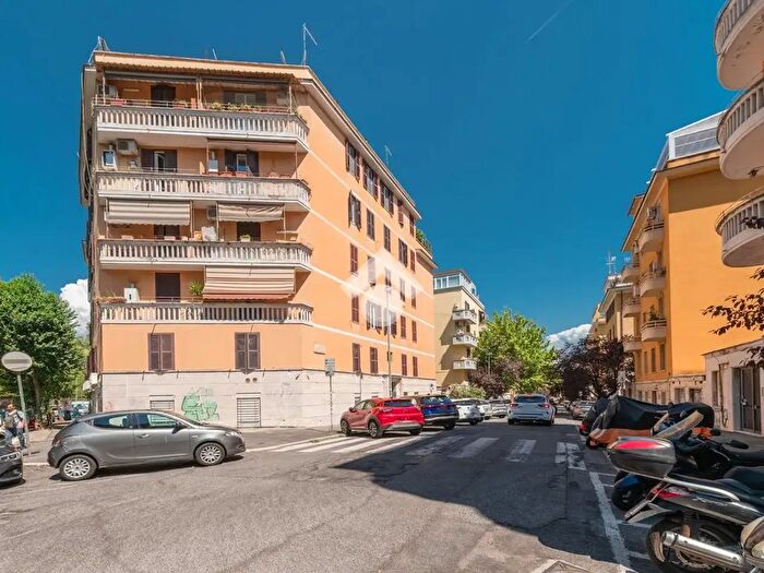 Appartamento trilocale in vendita in Via Giacomo Barzellotti, Roma