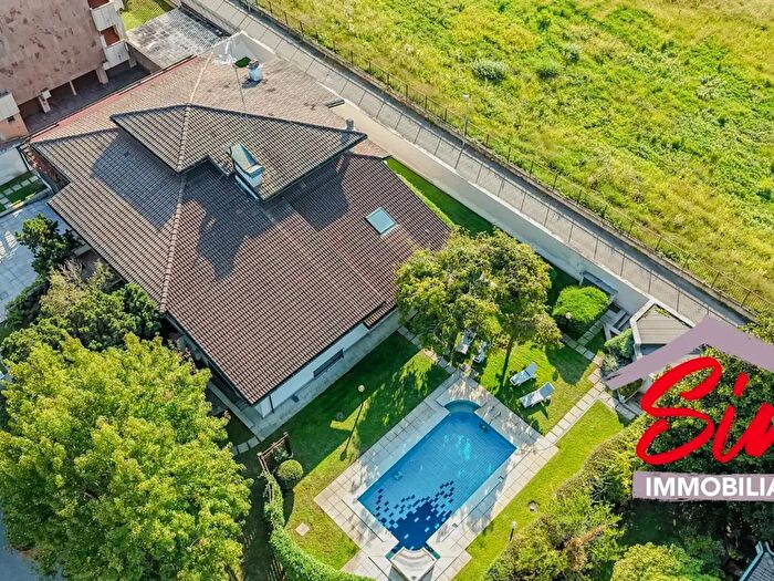 Casa con 8 locali in vendita in Via Borsellino E Falcone Snc, Novara