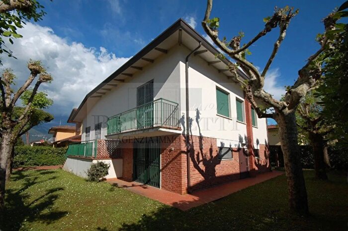 Casa con 10 locali in vendita in Via Asmara, Pietrasanta