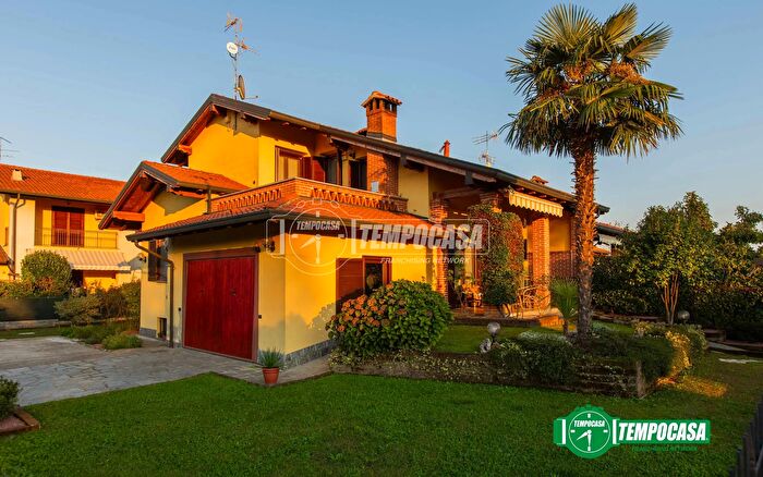 Casa trilocale in vendita in Via Strera, Oleggio