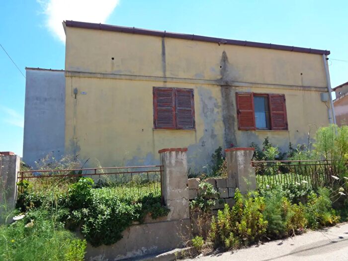 Appartamento con 8 locali in vendita in Via Medadeddu, Carbonia