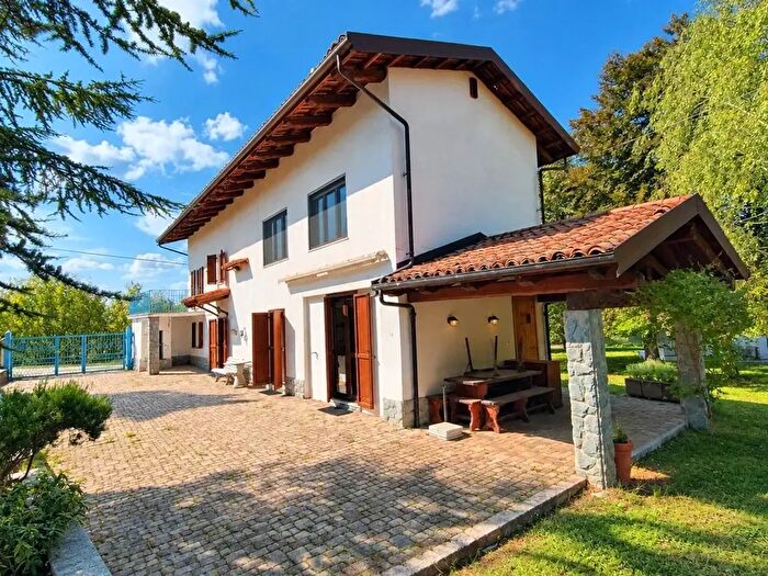 Casa con 9 locali in vendita in Dogliani