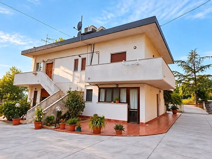 Casa con 13 locali in vendita in Frazione Campolungo, Ascoli Piceno