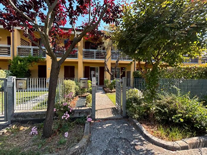 Casa con 8 locali in vendita in Desenzano Del Garda