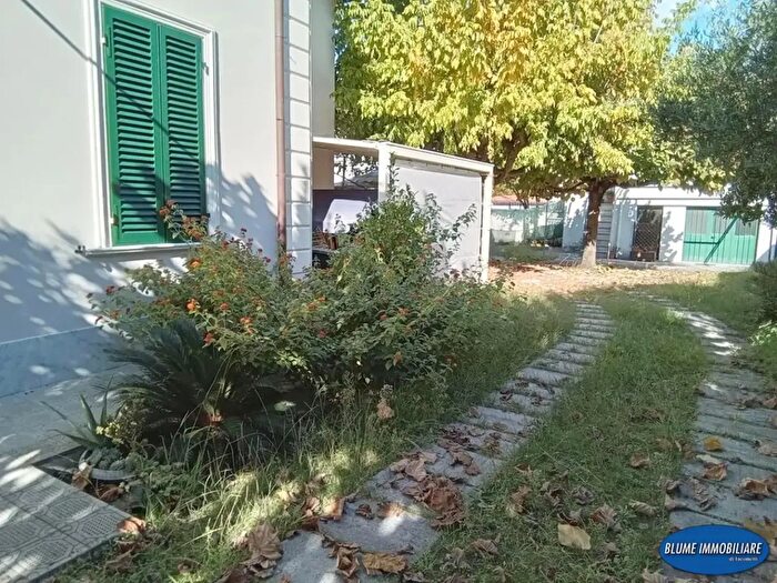 Casa con 8 locali in vendita in Camaiore