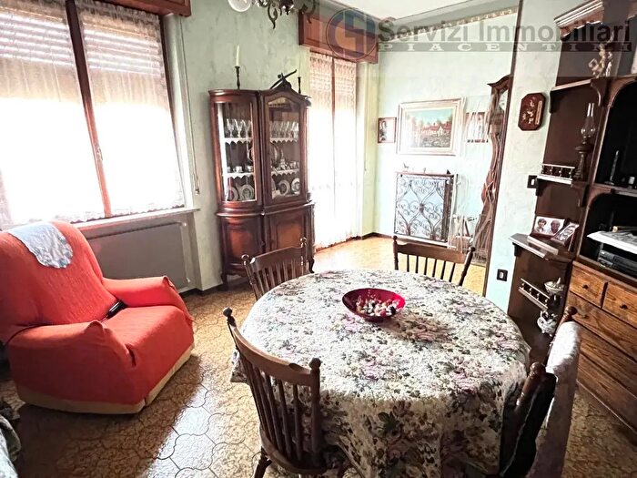 Casa con 6 locali in vendita in Piacenza