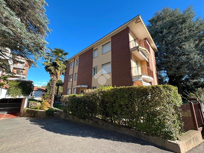 Appartamento trilocale in vendita in Via Giulio Tatto, Varese