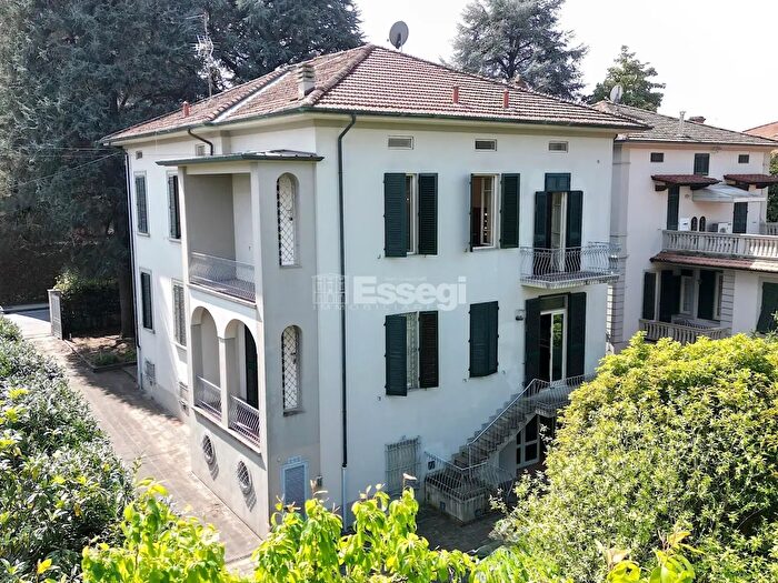 Casa con 20 locali in vendita in Via Pietro Paolini, Lucca