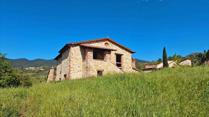 Casa con 10 locali in vendita in Via di Carnano Snc, Montecchio