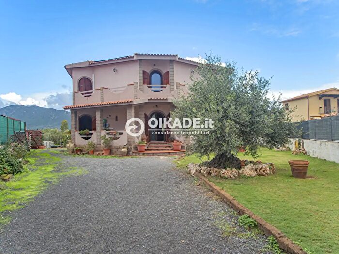 Casa con 6 locali in vendita in Villa San Pietro