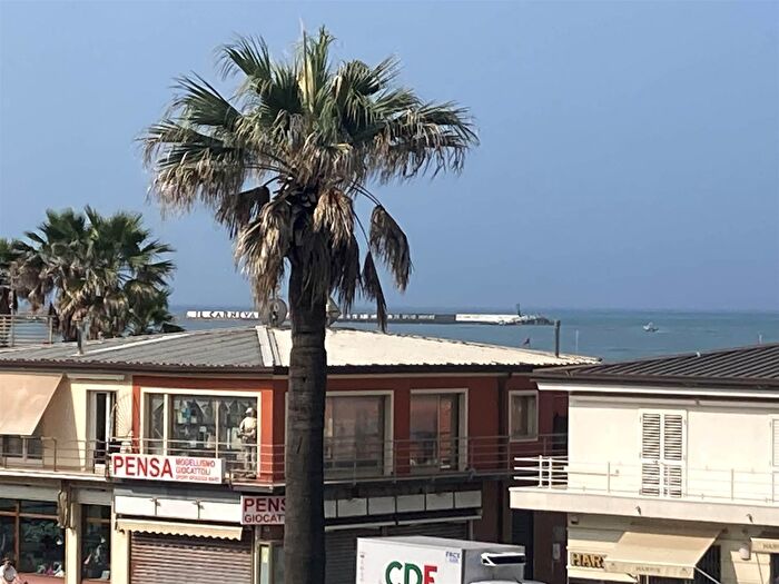 Appartamento con 11 locali in vendita in Viareggio