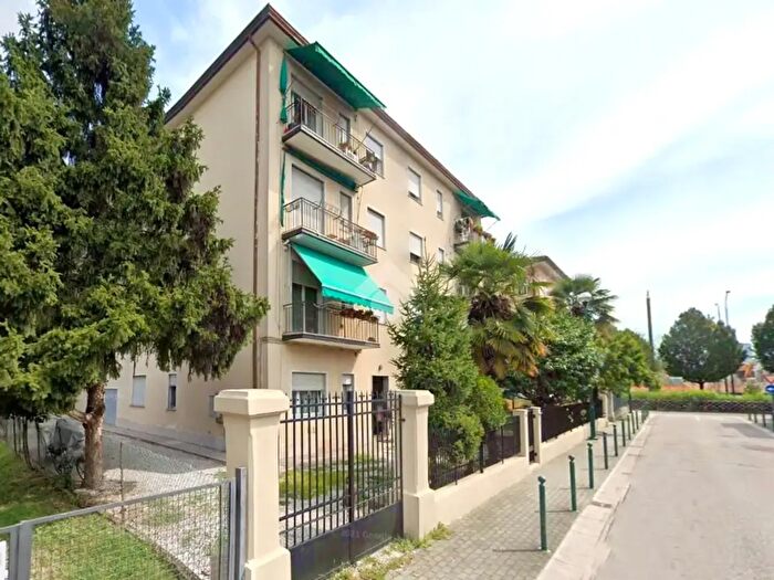 Appartamento trilocale in vendita in Via Livio Zambeccari, Venezia