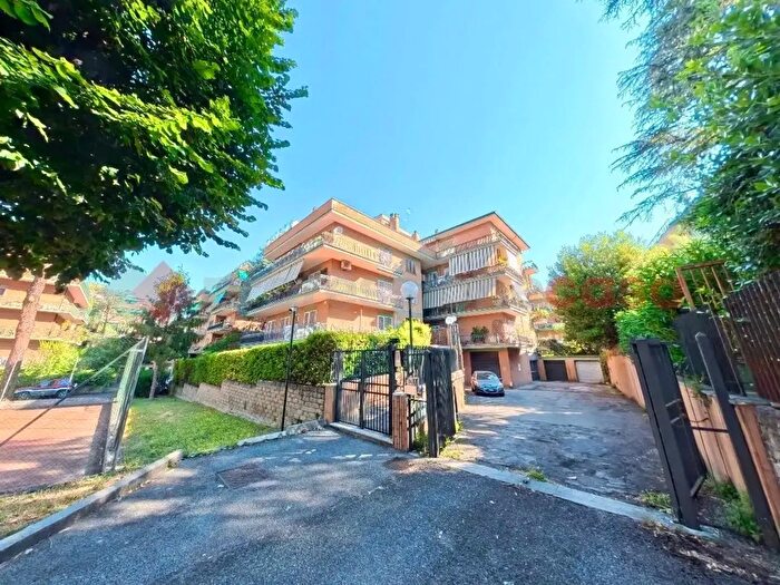 Appartamento con 5 locali in vendita in Via Suvereto, Roma