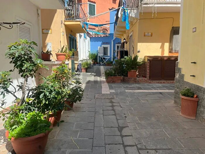 Appartamento trilocale in vendita in Via Dottor Venanzio Marone, Lacco Ameno