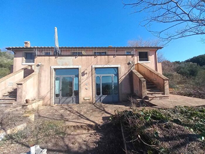 Casa con 16 locali in affitto in Semproniano