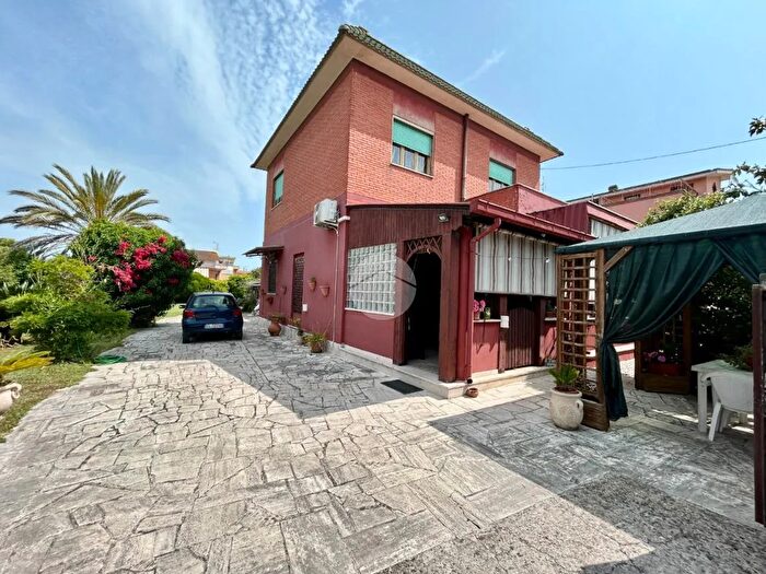 Casa con 6 locali in vendita in Via Rieti, Anzio